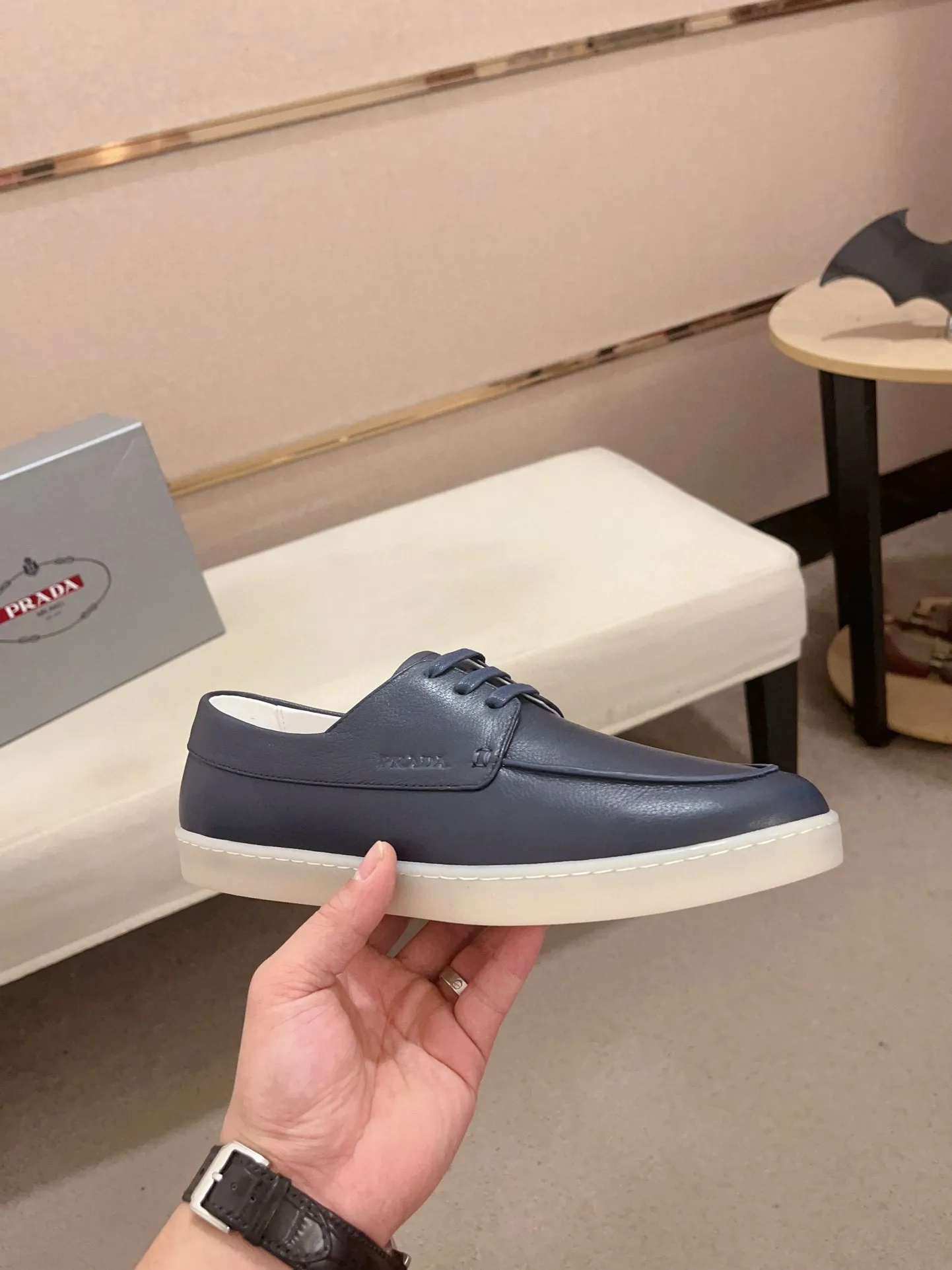 Men's shoes 💰 540💰 ✔️✔️✔️Higher version High-quality new PRADA (Prada) counters are launched at the same time. The new men's shoes and 😘 fabrics are made of high-tech glue-making technology. Lining: Full cowhide lining. 👍🏿 High-end ☄️ air-cushion molded anti-slip rubber outsole, exquisite lines, simple and elegant, comfortable and high-end for leisure travel. Code number: 38 to 44 (45 can be customized and cannot be returned or exchanged)